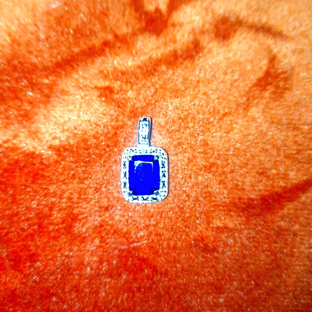 SAPPHIRE & DIAMOND PENDANT